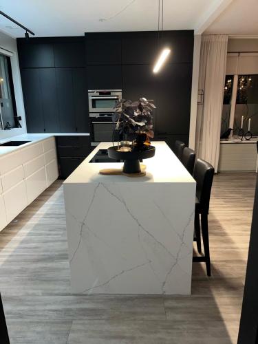 Staturario Noctis Marble quartz - Eyja með foss
