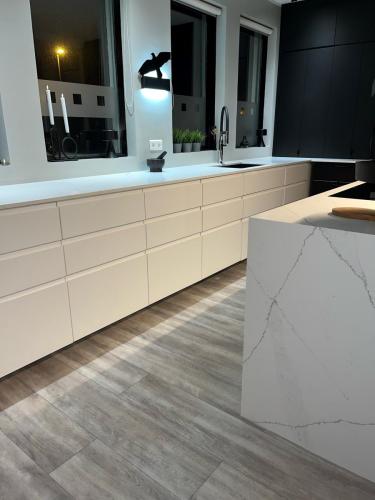 Staturario Noctis Marble quartz - á hvítri innréttingu
