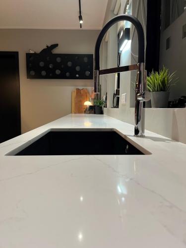 Staturario Noctis Marble quartz - vaskaplata undirfestur vaskur
