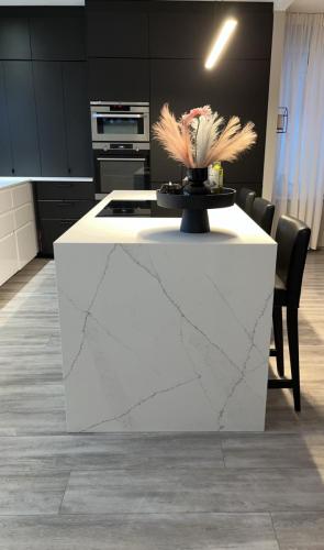 Staturario Noctis Marble quartz - Eyja með foss nr 2