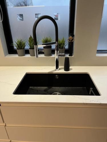Staturario Noctis Marble quartz - vaskaplata, undirfestur vaskur